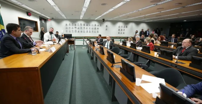 Conselho de Ética da Câmara adia decisão sobre deputados envolvidos em invasão de mesa diretora; entenda o caso