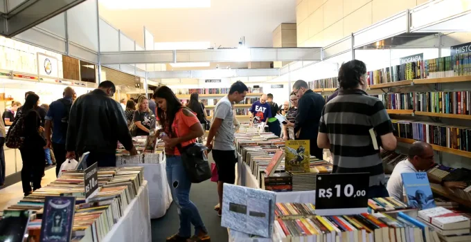 Cresce número de consumidores de livros em 2025 no Brasil