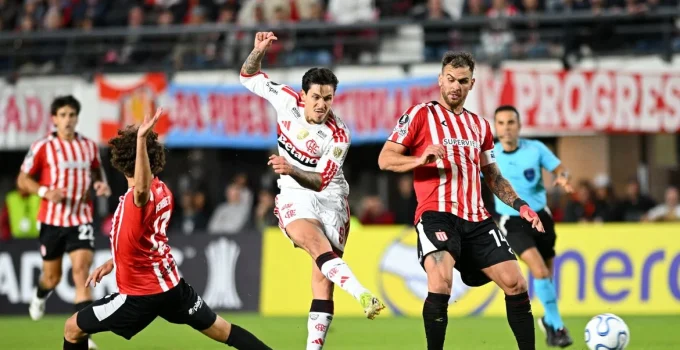 Libertadores: Flamengo empata com Estudiantes na Argentina e se mantém líder; Palmeiras e Mirassol também em campo
