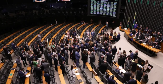 Congresso Derruba Veto de Lula e Mantém PL da Dosimetria, Impactando Penas de Condenados por Atos de 8 de Janeiro