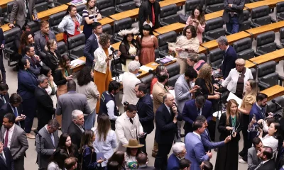 Câmara Aprovou Redução de Pena para Condenados por Ataques de 8 de Janeiro, Senado Agora Decide Futuro do Veto Presidencial