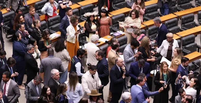 Câmara Aprovou Redução de Pena para Condenados por Ataques de 8 de Janeiro, Senado Agora Decide Futuro do Veto Presidencial