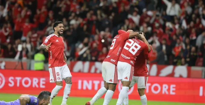 Inter vence Fluminense por 2 a 0 no Beira-Rio e se afasta da zona de rebaixamento do Brasileirão