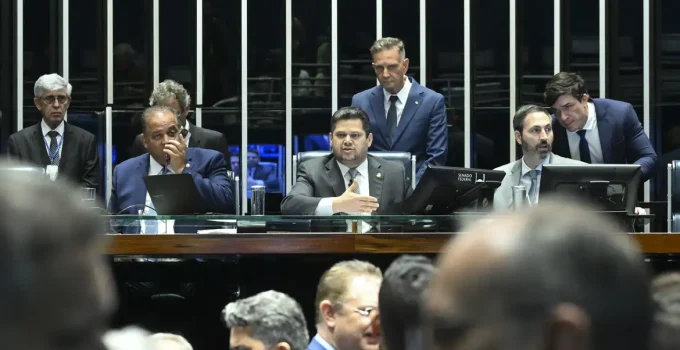 Davi Alcolumbre promulga Lei da Dosimetria e beneficia condenados por atos de 8 de janeiro, incluindo Jair Bolsonaro