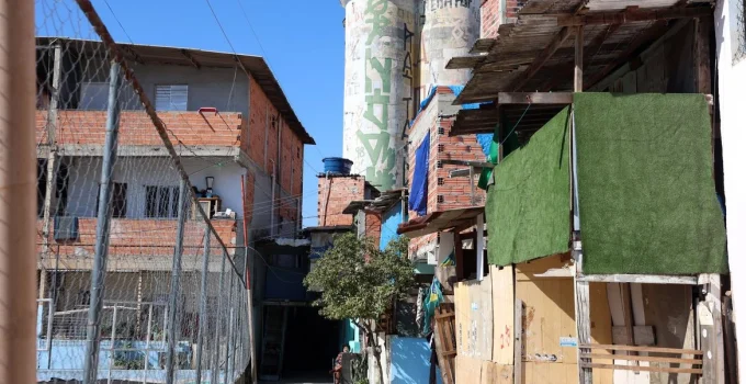 4 em 10 Brasileiros Convivem com Facções Criminosas no Bairro, Revela Pesquisa: Medo e Rotina Alterada Afetam 70 Milhões