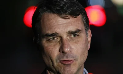 Flávio Bolsonaro admite cobrança a Daniel Vorcaro para filme sobre Jair Bolsonaro e nega crime; banqueiro está preso