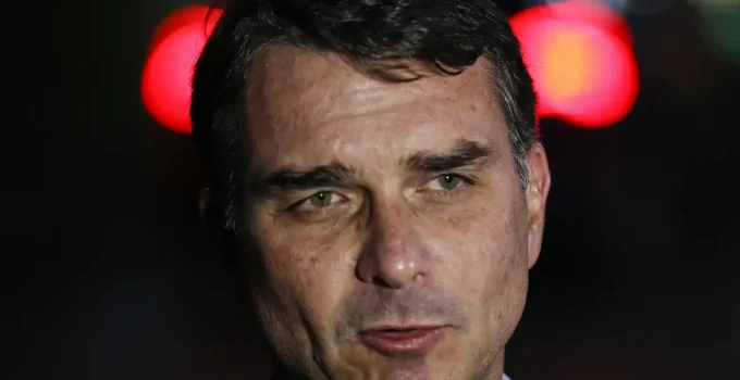 Flávio Bolsonaro admite cobrança a Daniel Vorcaro para filme sobre Jair Bolsonaro e nega crime; banqueiro está preso