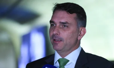 Flávio Bolsonaro e banqueiro preso: Deputados exigem investigação sobre aporte milionário para filme sobre família Bolsonaro