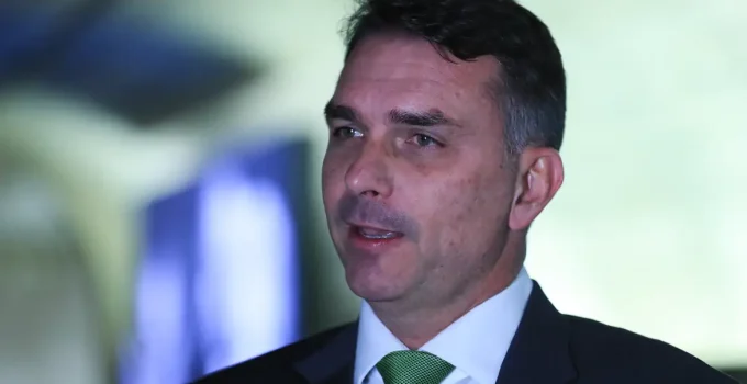 Flávio Bolsonaro e banqueiro preso: Deputados exigem investigação sobre aporte milionário para filme sobre família Bolsonaro