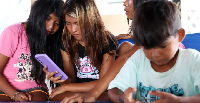 Internet Precária e Falta de Identificação: Os Vilões da Desinformação nas Periferias e Territórios Indígenas do Brasil