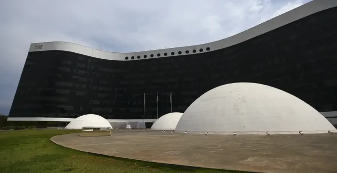 Alerta Máximo: IA pode turbinar fake news nas eleições 2024, Justiça Eleitoral sob pressão do TSE