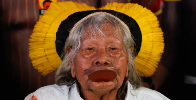 Cacique Raoni, ícone indígena de 93 anos, apresenta melhora na UTI após pneumonia; confira o estado de saúde atualizado