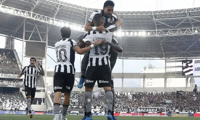 Arthur Cabral brilha com três gols e garante vitória do Botafogo sobre Corinthians no Brasileirão, que entra no Z-4