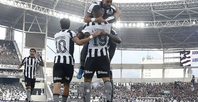 Arthur Cabral brilha com três gols e garante vitória do Botafogo sobre Corinthians no Brasileirão, que entra no Z-4