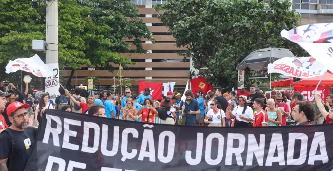 Escala 6x1: Brasil Cansado Debate Redução de Jornada e Impactos no Bem-Estar do Trabalhador