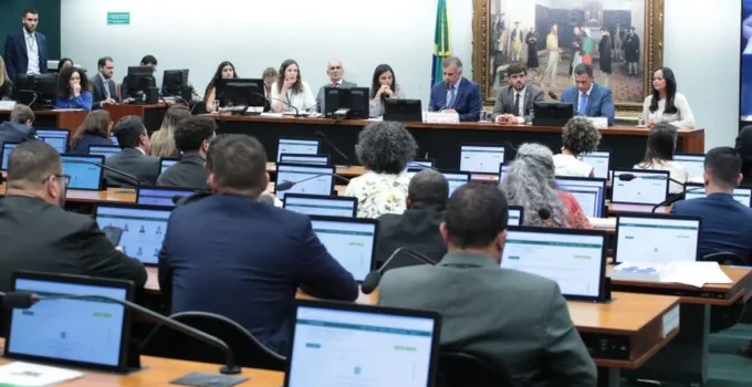 CCJ da Câmara Adia Voto sobre Redução da Maioridade Penal: Jovem de 16 anos pode responder como adulto?
