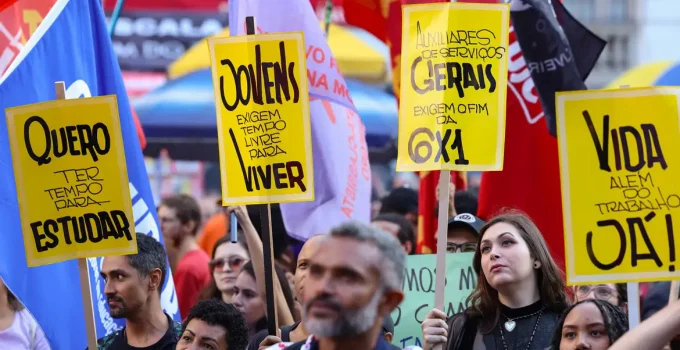 Flávio Bolsonaro propõe pagamento por hora como alternativa à escala 6x1, gerando debate sobre futuro do trabalho no Brasil