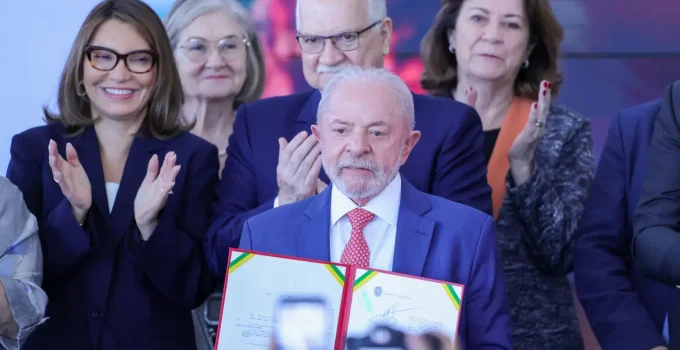 Lula sanciona Cadastro Nacional de Agressores e amplia proteção contra violência digital às mulheres