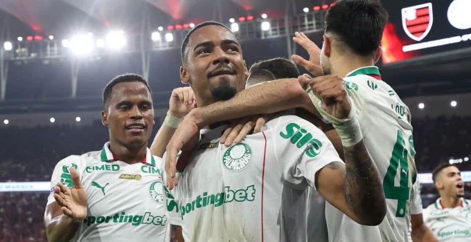 Palmeiras dispara na liderança do Brasileirão após vitória crucial contra o Flamengo no Maracanã; Abel Ferreira exalta time