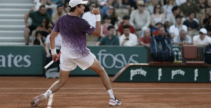 João Fonseca brilha em Roland Garros: Jovem tenista brasileiro estreia com vitória esmagadora em Paris
