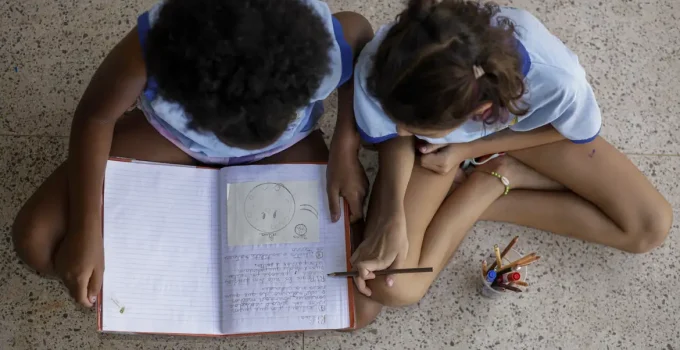 Estudo Revela: Metade dos Alunos Não Vê Debate Antirracista na Escola, Apesar de Leis e Esforços