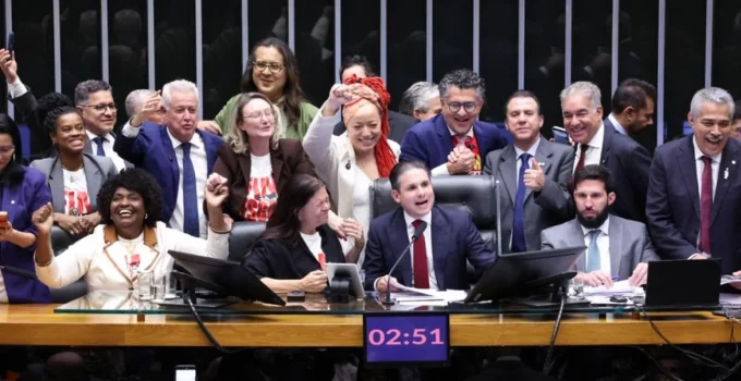 Fim da Escala 6x1: Câmara Aprova Redução da Jornada para 40 Horas e Duas Folgas Semanais