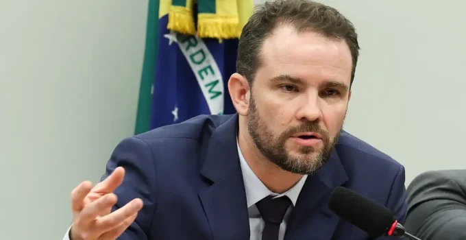 Lula pede a Ministro da Fazenda avaliação de prejuízos causados por medidas dos EUA contra CV e PCC