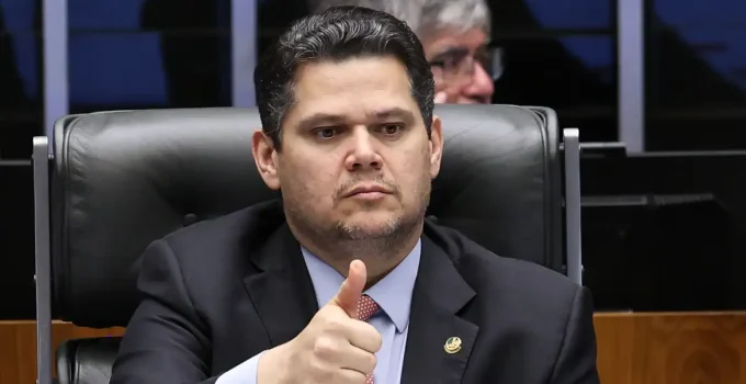 Alcolumbre quer "melhorar" PEC da 6x1 no Senado e adia votação; oposição critica redução da jornada