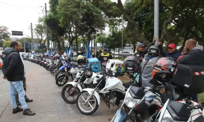 Governo Lula lança linha de crédito 'Move Motos' para entregadores de aplicativo financiarem motos novas