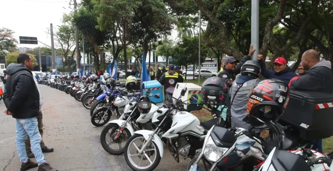 Governo Lula lança linha de crédito 'Move Motos' para entregadores de aplicativo financiarem motos novas