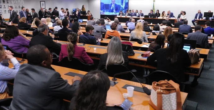 CCJ da Câmara adia votação da PEC da redução da maioridade penal; entenda os argumentos e as divergências