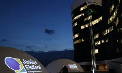 TSE Adia Decisão Sobre Pesquisa Eleitoral Que Aborda Flávio Bolsonaro e Caso Master, Gerando Debate Sobre Limites da Metodologia