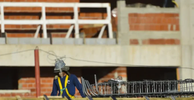 Construção Civil: 2,5 Milhões de Empregos Gerados, Mas Salário Médio Apenas 2,1 Mínimos em 2024
