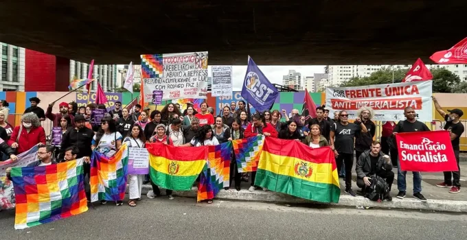 Ato em SP: Brasileiros expressam solidariedade a protestos na Bolívia contra governo Paz