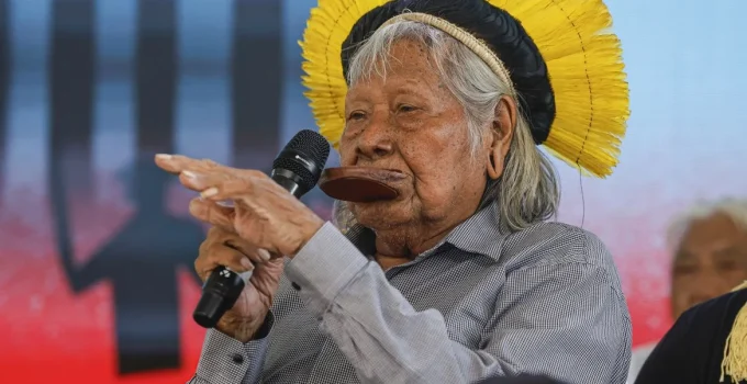 Cacique Raoni, 94, é internado em estado grave no MT com suspeita de sepse e pneumonia; líder indígena já teve outros problemas de saúde