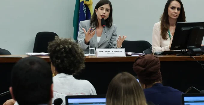 Câmara Avança com Criminalização da Misoginia: PL Equipara Crime a Racismo e Amplia Punições Online