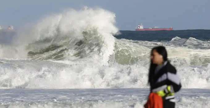 Alerta de Ressaca no Rio: Ondas de até 2,5 metros e Cuidados Essenciais para Banistas e Moradores da Orla
