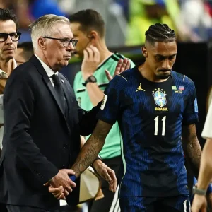 Raphinha fora! Atacante da Seleção Brasileira sofre lesão na coxa direita e preocupa para Copa do Mundo 2026