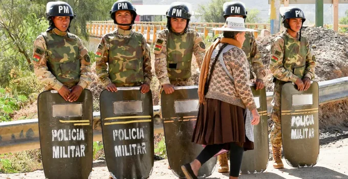 Bolívia: Estado de Exceção e Acordo com Sindicato Diminuem Bloqueios Históricos em Protestos Contra Governo Paz