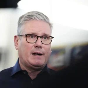 Choque no Reino Unido: Primeiro-Ministro Keir Starmer anuncia renúncia inesperada e abre caminho para novo líder até setembro