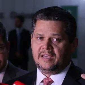 Fim da Escala 6x1 Travado no Senado: Alcolumbre Mantém PEC Parada em Semana de Festas Juninas e Jogos