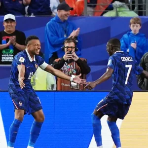 França de Mbappé vence Iraque por 3 a 0 em jogo paralisado por tempestade na Copa do Mundo de 2026