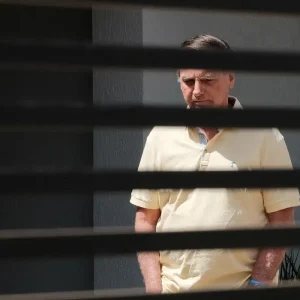 Bolsonaro presta depoimento sobre arma apreendida: Defesa alega inexistência de intenção de descumprir a lei