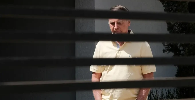 Bolsonaro presta depoimento sobre arma apreendida: Defesa alega inexistência de intenção de descumprir a lei