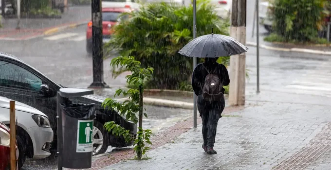 Temporais se Intensificam e Avançam para o Interior de Santa Catarina: Veja os Municípios Mais Afetados e a Previsão