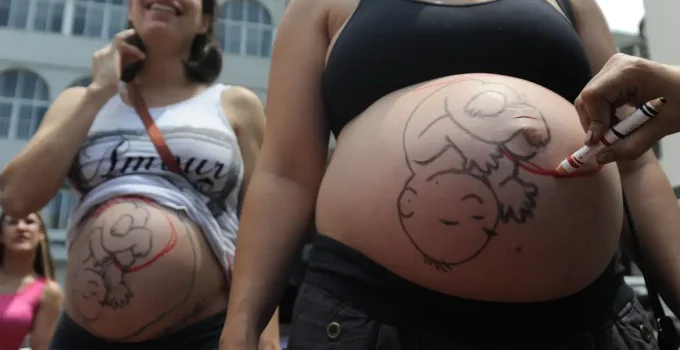 Cesarianas no Brasil: Fatores Sociais e Estruturais Empurram Mulheres para Cirurgia, Ignorando Parto Normal Desejado