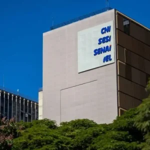 CNI Mantém Previsão de Crescimento do PIB em 2% para 2024, mas Alerta para Juros Altos e Inflação Persistente