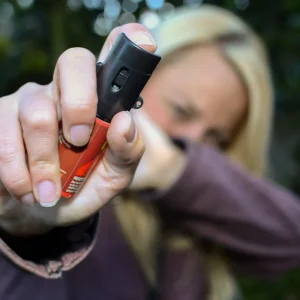 Spray de Pimenta para Defesa Pessoal: Mulheres Acima de 18 Anos Podem Comprar e Portar Legalmente em Todo o Brasil