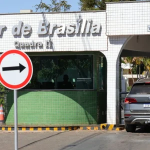 Bolsonaro recorre e luta para anular proibição de visitas na prisão domiciliar, alegando restrição de direitos