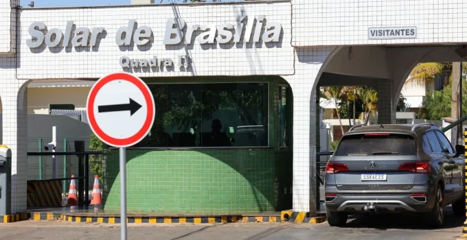 Bolsonaro recorre e luta para anular proibição de visitas na prisão domiciliar, alegando restrição de direitos